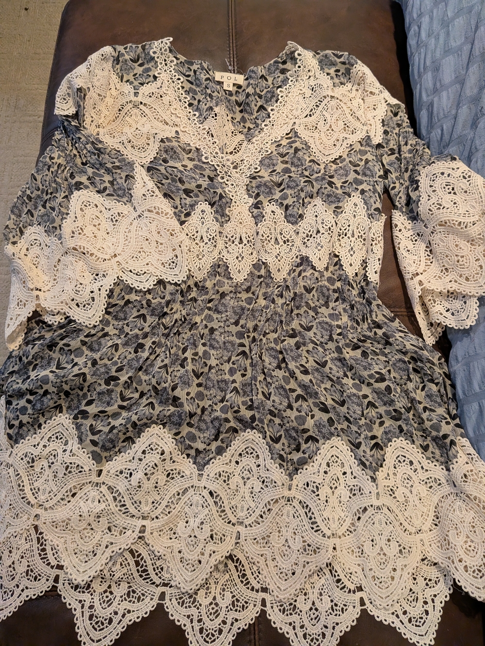 POL Blue Floral Tunic with Cream Lace Trim, Size S, PTP 20 Inch